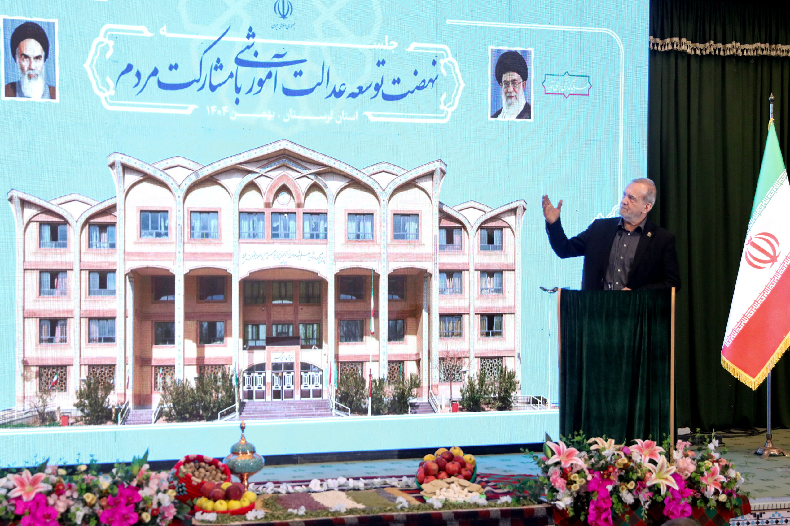 به دنبال تربیت نسلی آگاه، توانمند و مؤمن به آبادانی کشور هستیم