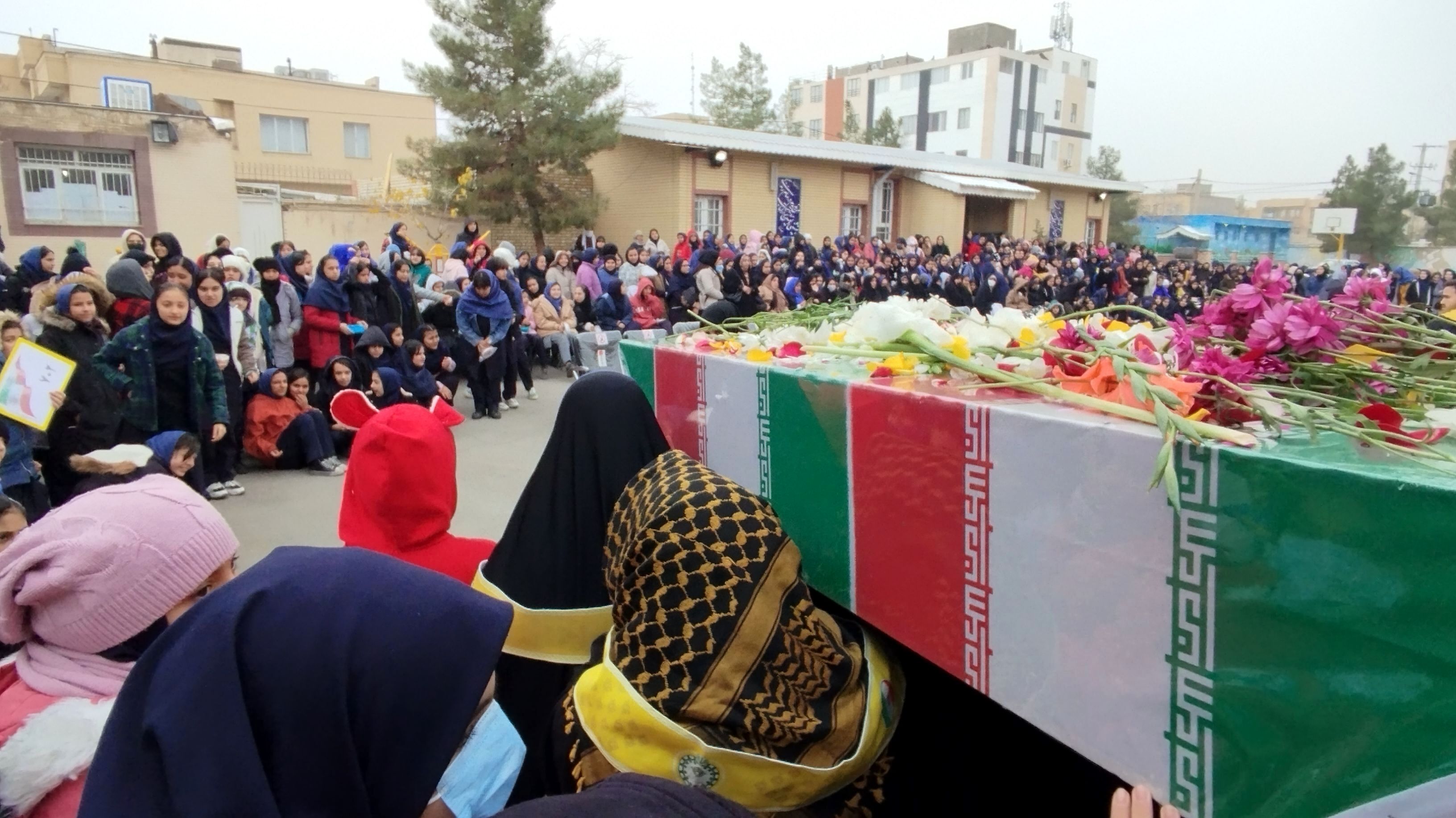 وداع با شهید گمنام در دبیرستان بی بی سلطنت قفلی ناحیه  مشهد مقدس