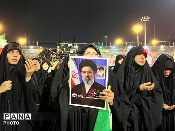وداع حماسی مردم با شهدای وطن در مصلای تهران