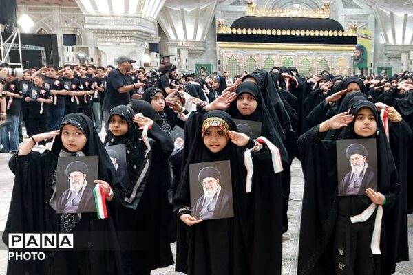 هم‌نوایی دانش‌آموزان منطقه ۵ تهران با سرود «باید برخاست» در سوگواری رهبر شهید