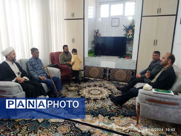 دیدار با خانواده شهدای دانش‌آموز در روستای بزنجرد شهرستان خلیل آباد