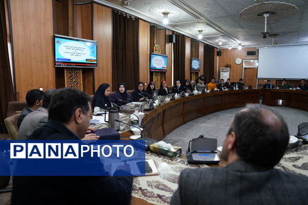 نشست مدیرکل آموزش و‌ پرورش استان اصفهان با نمایندگان شورای دانش‌آموزی و مجلس دانش‌آموزی استان 