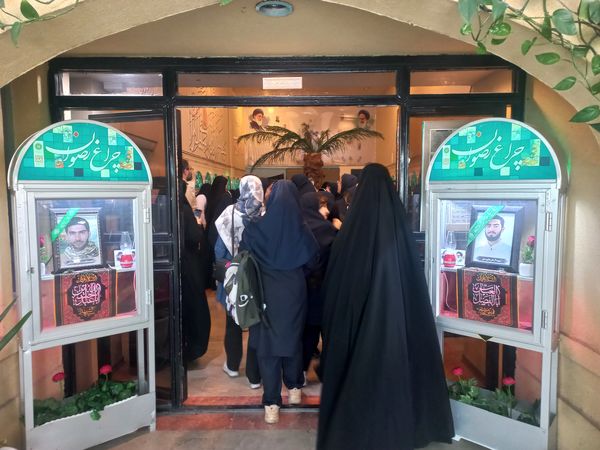 غبارروبی مزارشهدا توسط دانش‌آموزان منطقه ۱۳