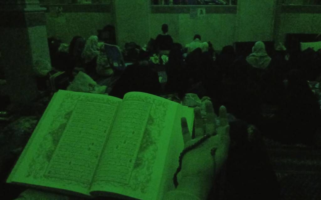 زمزمه‌های شبانه نوجوانان معتکف در مسجد حضرت محمد(ص)