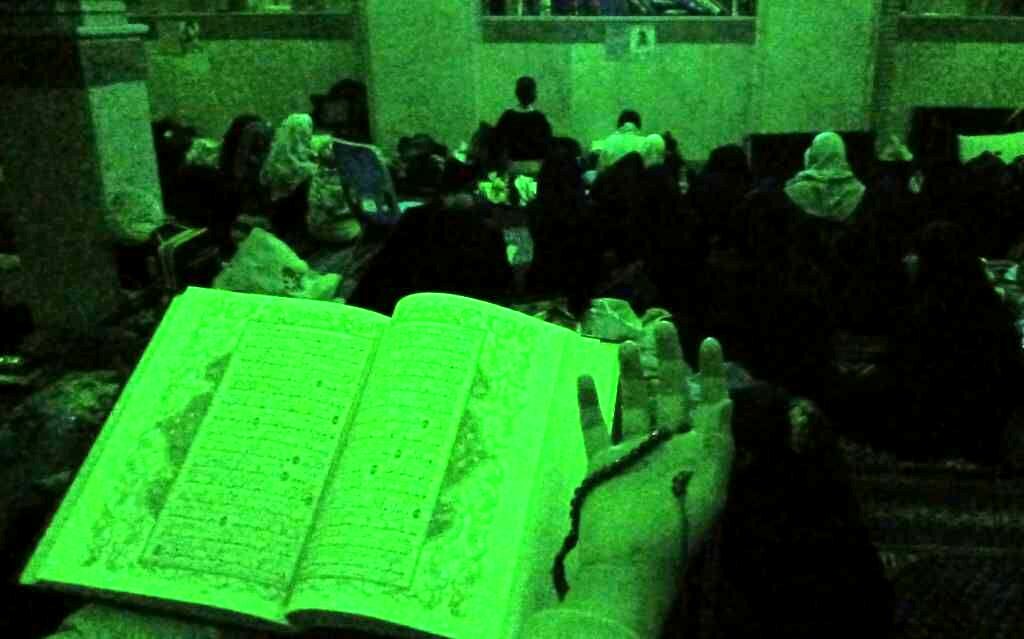 زمزمه‌های شبانه نوجوانان معتکف در مسجد حضرت محمد(ص)