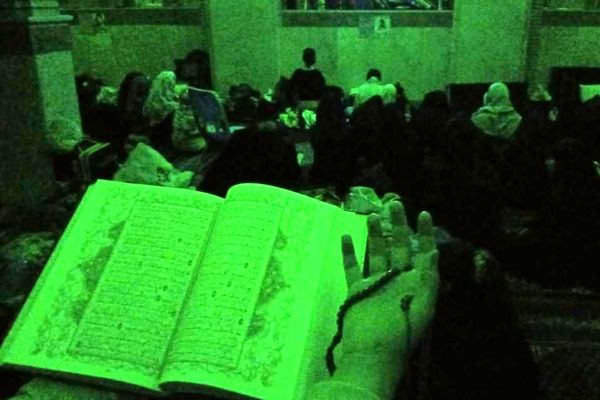 زمزمه‌های شبانه نوجوانان معتکف در مسجد حضرت محمد(ص)