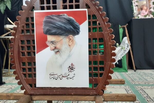 حضور جمعی از مسئولین آموزش و پروش استان یزد و دانش آموزان در مراسم یادبود رهبر شهید