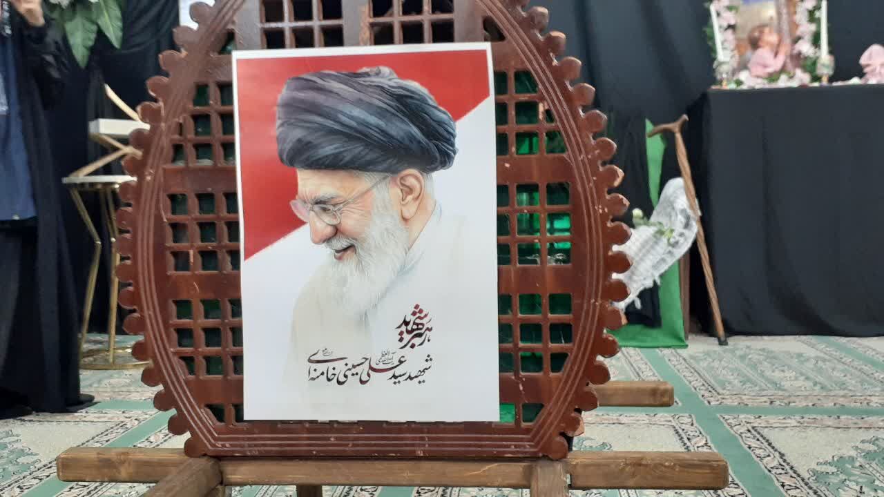 حضور جمعی از مسئولین آموزش و پروش استان یزد و دانش آموزان در مراسم یادبود رهبر شهید
