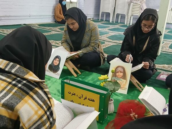 محفل انس با قرآن در دبیرستان دخترانه فاطمیه 