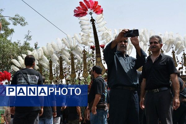 پرچم‌های عزا بر فراز حرم امام رضا(ع)