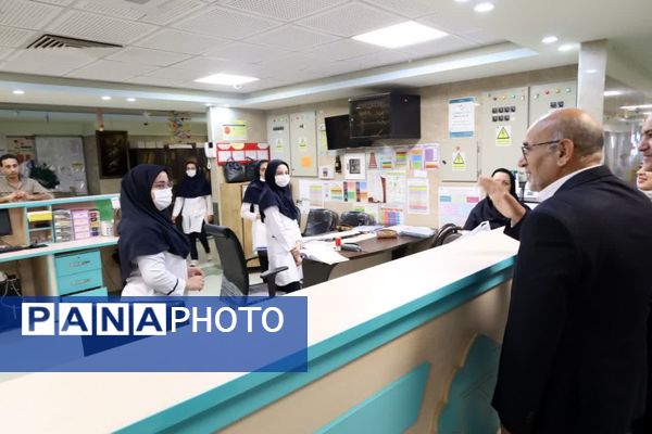 عیادت مدیرکل آموزش و پرورش استان از دانش‌آموزان بستری در بخش آنکولوژی و خون بیمارستان شهید صدوقی 