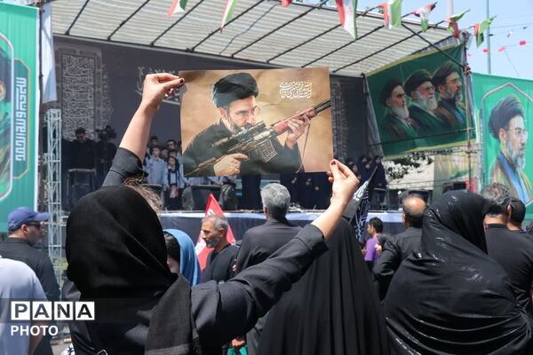 کیلومترها دورتر از حسین(ع)، اما قدم در را او