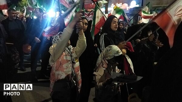 دختران نیشابوری در صف اول تجمعات-۳