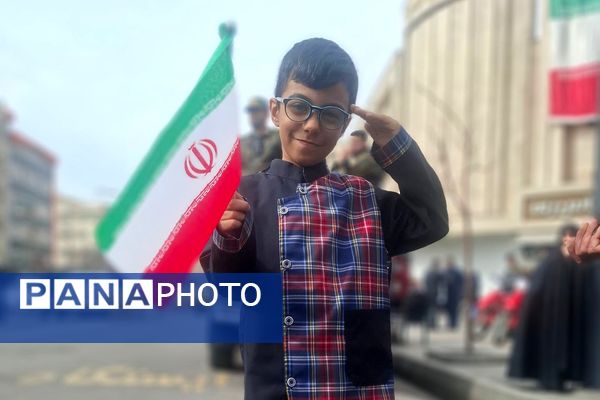 حضور اقشار مختلف مردم شهرری در راهپیمایی ۲۲ بهمن