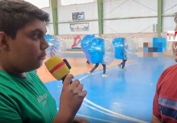 روز به یاد ماندنی دانش آموزان دبیرستان شهید صدر کهک با بازی «فوتبال حبابی»