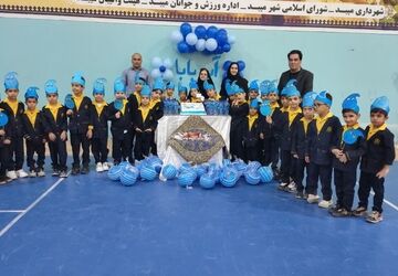 جشنی ماندگار برای کلاس اولی‌ها در آموزشگاه ایمان و دانش میبد