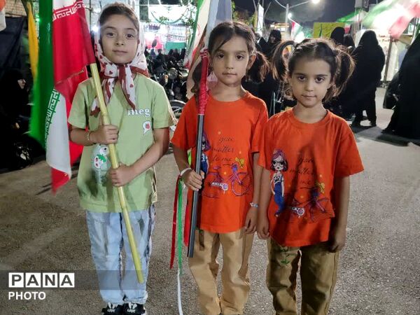 حضور  نوجوانان علم به دست در میدان خیابان کاشمر