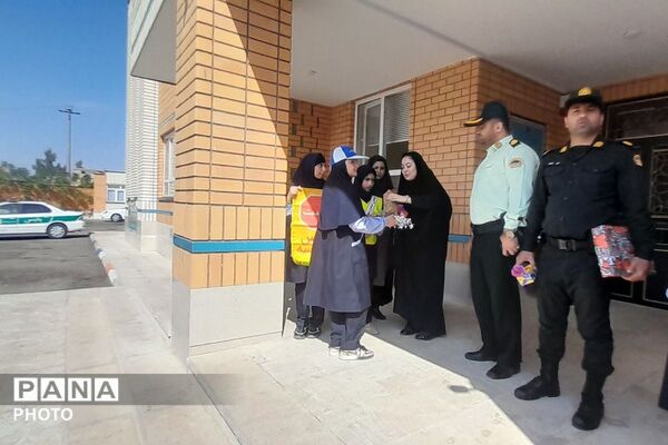 میزبانی دختران مدرسه محدثه شاهد از سرگرد چگینی فرمانده نیروی انتظامی ورامین و همراهانشان