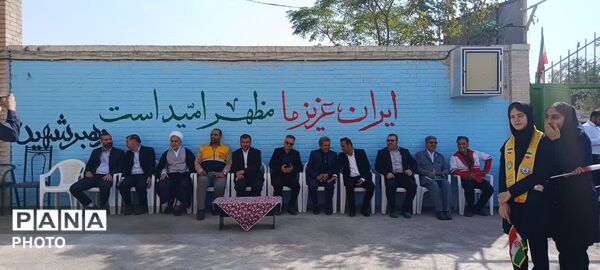 اهتزاز پرچم در مدرسه حضرت معصومه(س) شهر جعفریه 
