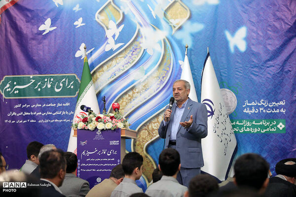 محفل انس با قرآن کریم و اقامه نماز جماعت در نخستین روز بازگشایی مدارس
