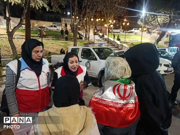 استقرار شبانه امدادگران هلال احمر شهرستان تویسرکان در اجتماعات مردمی