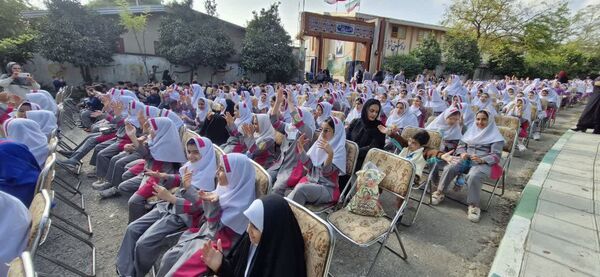 تماشاخانه سیار کانون پرورش فکری کودکان و نوجوانان میهمان کودکان محمودآبادی