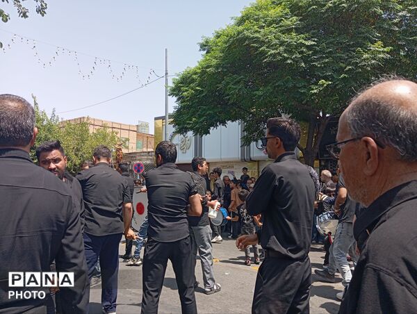 ورود هیئت های عزاداری کاشمر به حسینیه ابوالفضلی در نهمین روز محرم 