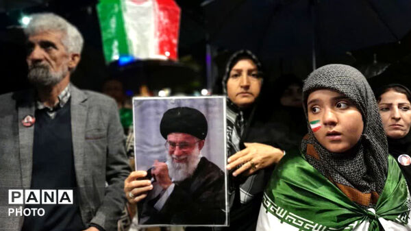 قیام مردم انقلابی کوهدشت زیر بارش الهی