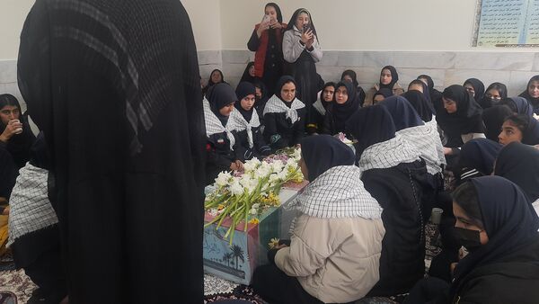 استقبال بی‌نظیر دانش‌آموزان تفرشی از قهرمانان گمنام هشت‌سال دفاع مقدس