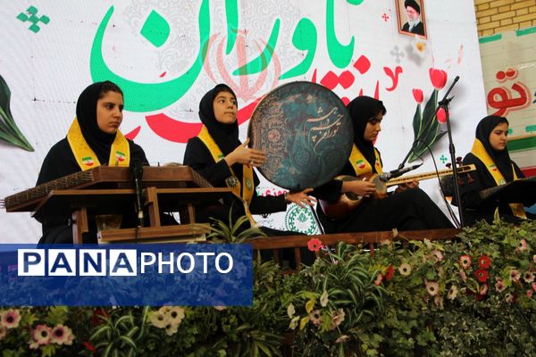 هم‌سرایی هزار نفری دانش‌آموزان یاور انقلاب در اسلامشهر