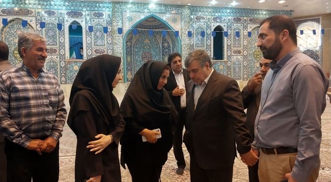 حضور نماینده مجلس شورای اسلامی در بین نمازگزاران و پیگیری حل مشکلات آن‌ها 