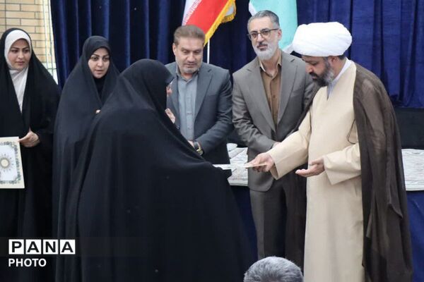 تجلیل از خادمین عرصه تربیت در نمازجمعه باقرشهر و کهریزک 