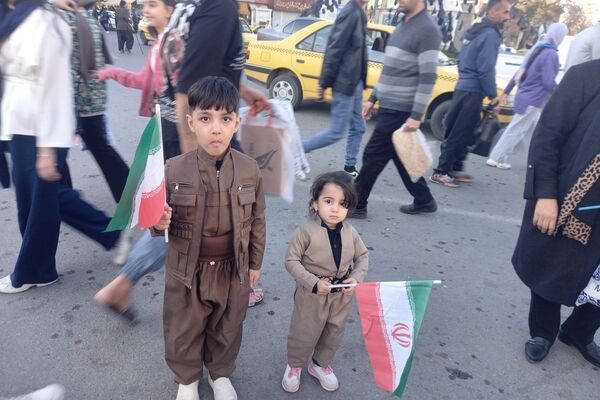میدان انقلاب شهر سنندج، تجلی حضور خودجوش مردم در موکب شهدای فرهنگی سازمان دانش‌آموزی استان کردستان