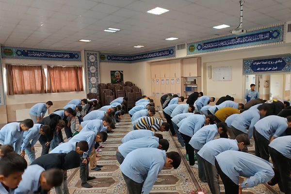برپایی نماز جماعت در مدرسه انصارالمهدی قرچک 