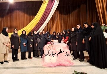 گرامیداشت مقام معلم در دبیرستان میرداماد شهرکرد