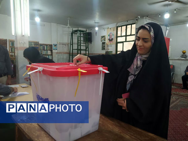 حضور کودکان به همراه والدین در شعبه‌های اخذ رأی