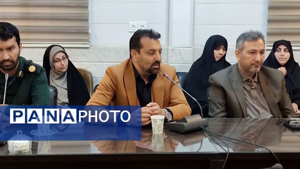 دیدار کادر آموزشی مدارس و دانش‌آموزان با امام جمعه شهرستان ساوه