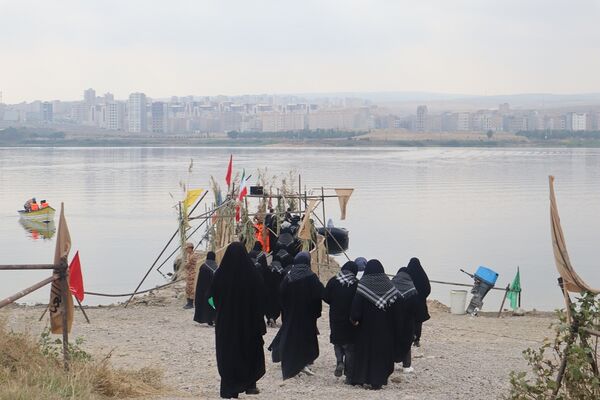 بازدید دانش آموزان و دانشجو معلمان اردبیلی از نمایشگاه هفته دفاع مقدس 