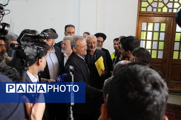 رئیس‌جمهور با خانواده شهدا در پیشوا دیدار کرد