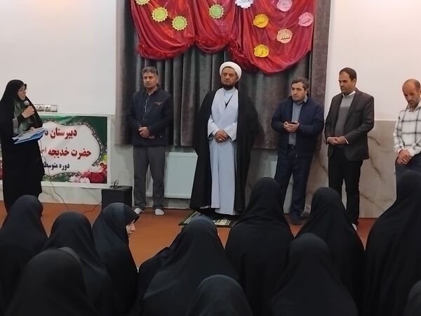 جزء خوانی‌ و ضیافت‌افطاری در‌ مدرسه حضرت خدیجه(س) شهر‌ وردنجان