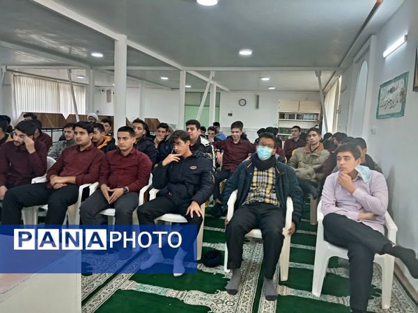 جلسه پرسش و پاسخ با موضوع دستاورد‌های انقلاب اسلامی در دبیرستان نمونه آیت‌الله خامنه‌ای