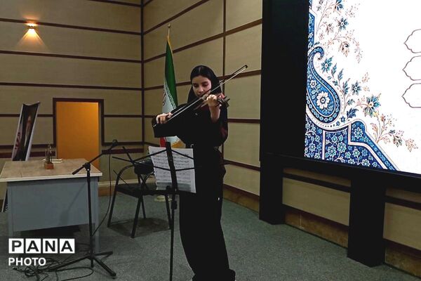 آیین «نشان سمپاد» ویژه دانش‌آموزان ورودی جدید پایه هفتم و دهم دانش‌آموزان فرزانگان شهرستان قدس در سالن گل نراقی