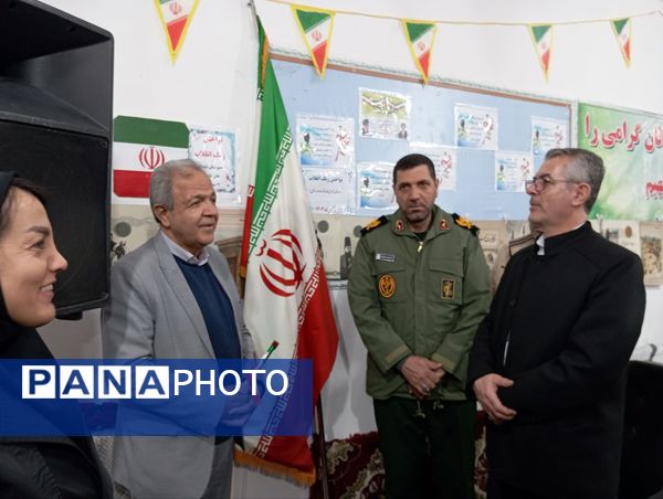 نواختن زنگ انقلاب در مدرسه قادر خانزاده شهرستان بانه