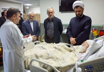 عیادت دکتر پزشکیان از حضرت آیت‌الله العظمی نوری همدانی