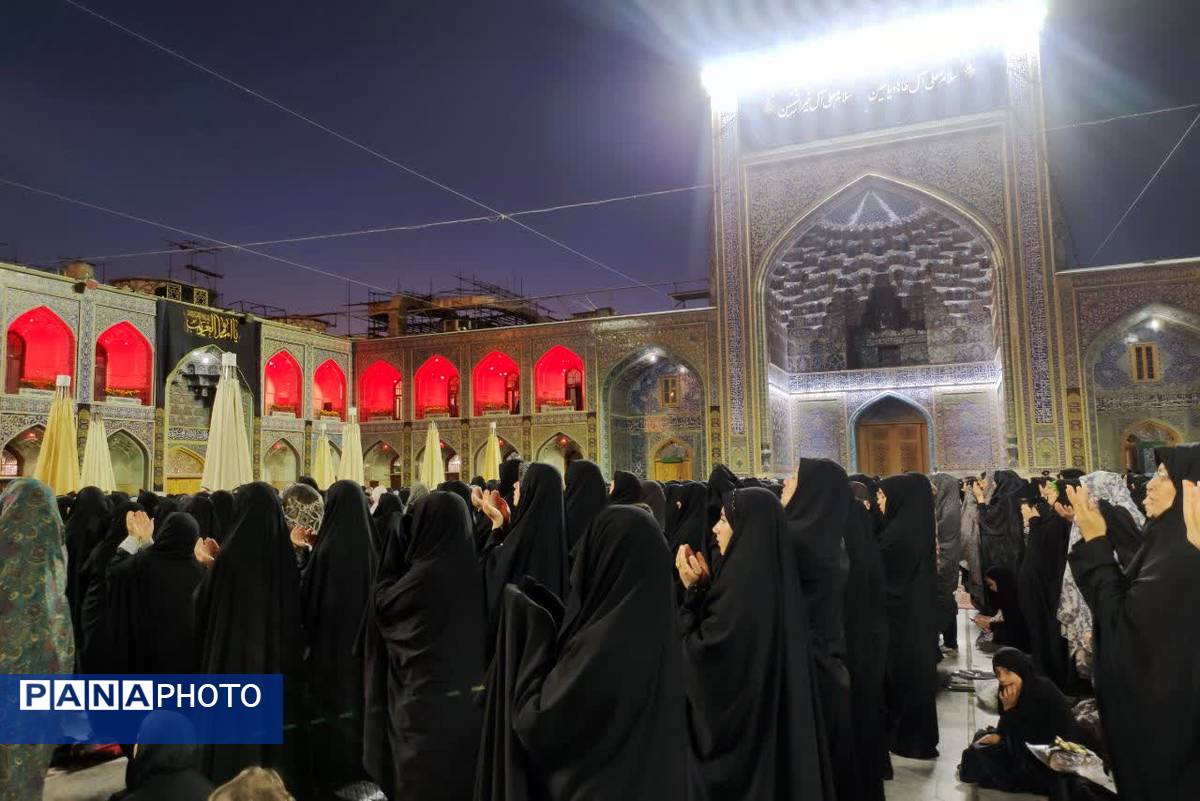 برگزاری نماز جماعت در حرم مطهر امام رضا (ع)