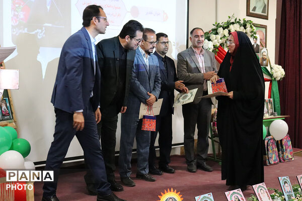 تقدیر از منتخبین حوزه ابتدایی توسط مدیر کل آموزش پرورش 