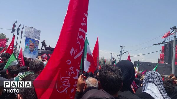 پرچم‌های سرخ بر فراز خیابان‌های تهران؛ بدرقه باشکوه رهبر شهید