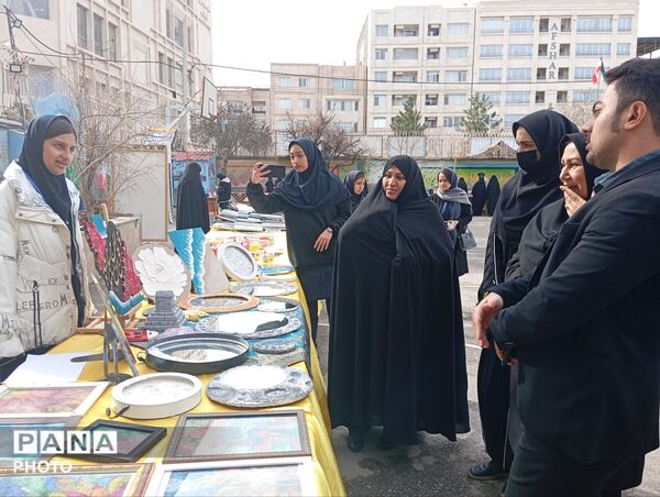 بازارچه کسب و کار دانش آموزی در دبیرستان افشار نژاد ناحیه پنج مشهد