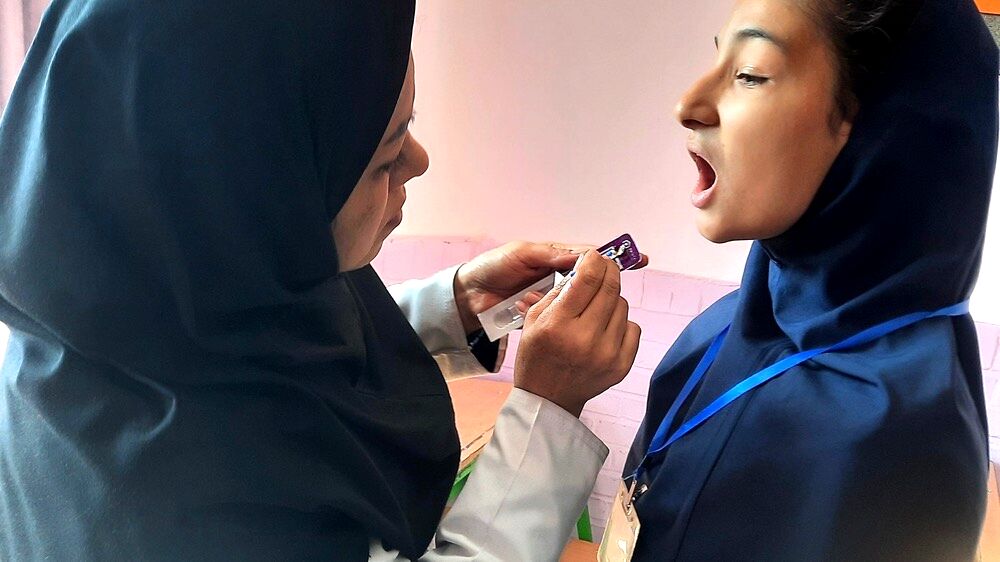 اجرای طرح وارنیش فلوراید در دبستان پنجم مهر