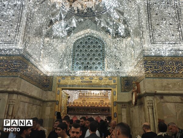سلام زائران اربعین به باب‌الحوائج(ع) در حرم نورانی امامین کاظمین
